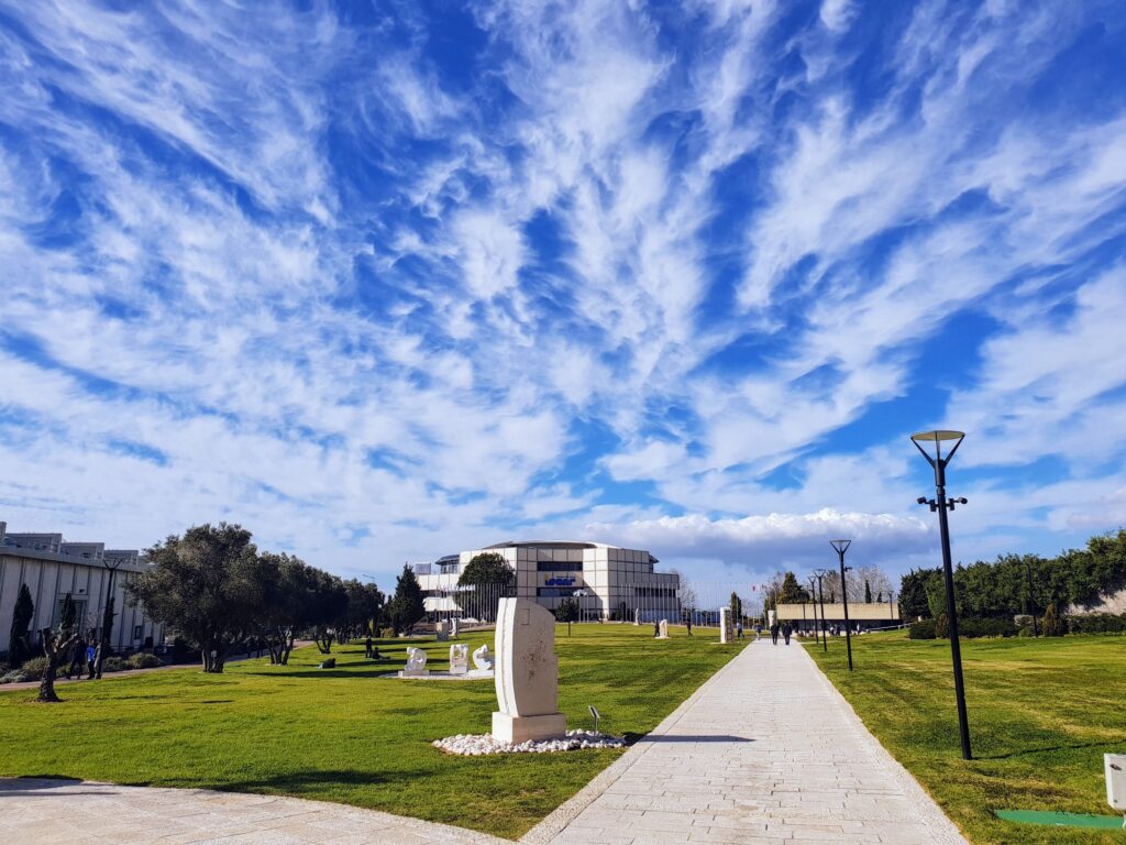 פסלים ברחבת ישקר